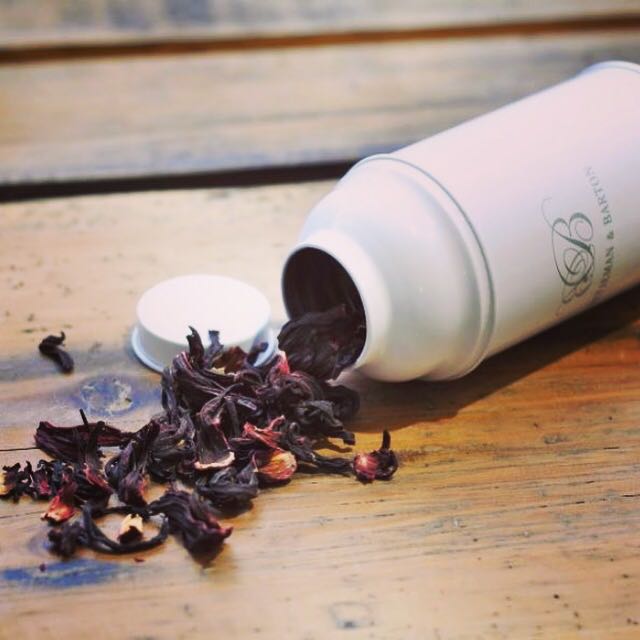 In de gezelligste maand van het jaar, waarin het normaal gesproken erg koud is, straalt 7AM warmte uit. Met onze nieuwe winterthee Chai van @betjemanandbarton_nl en de hele maand door dagelijks verse warme chocomelk, krijgt u een warm kerstgevoel bij 7AM.