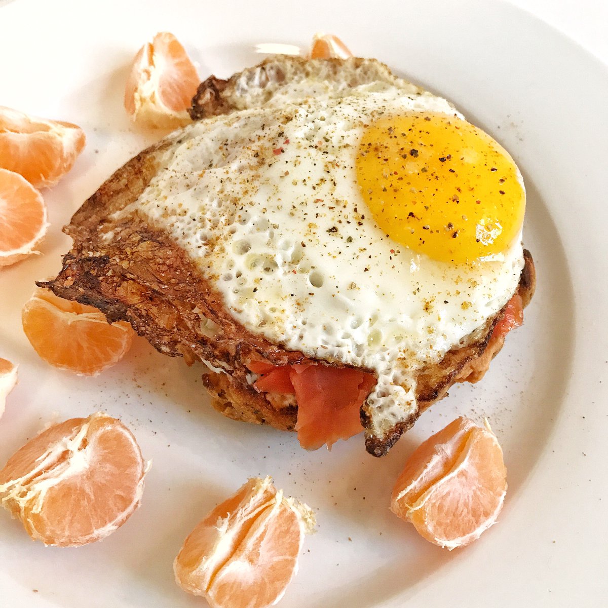 SwapFoods's tweet photo. Added a CITRUS BOOST 🍊 to our #swapple plate
Tomato Swapple + hummus + cream cheese + smoked salmon + fried egg + a clementine
Cold/flu season got nothing on us! https://t.co/iTMHvbWB69