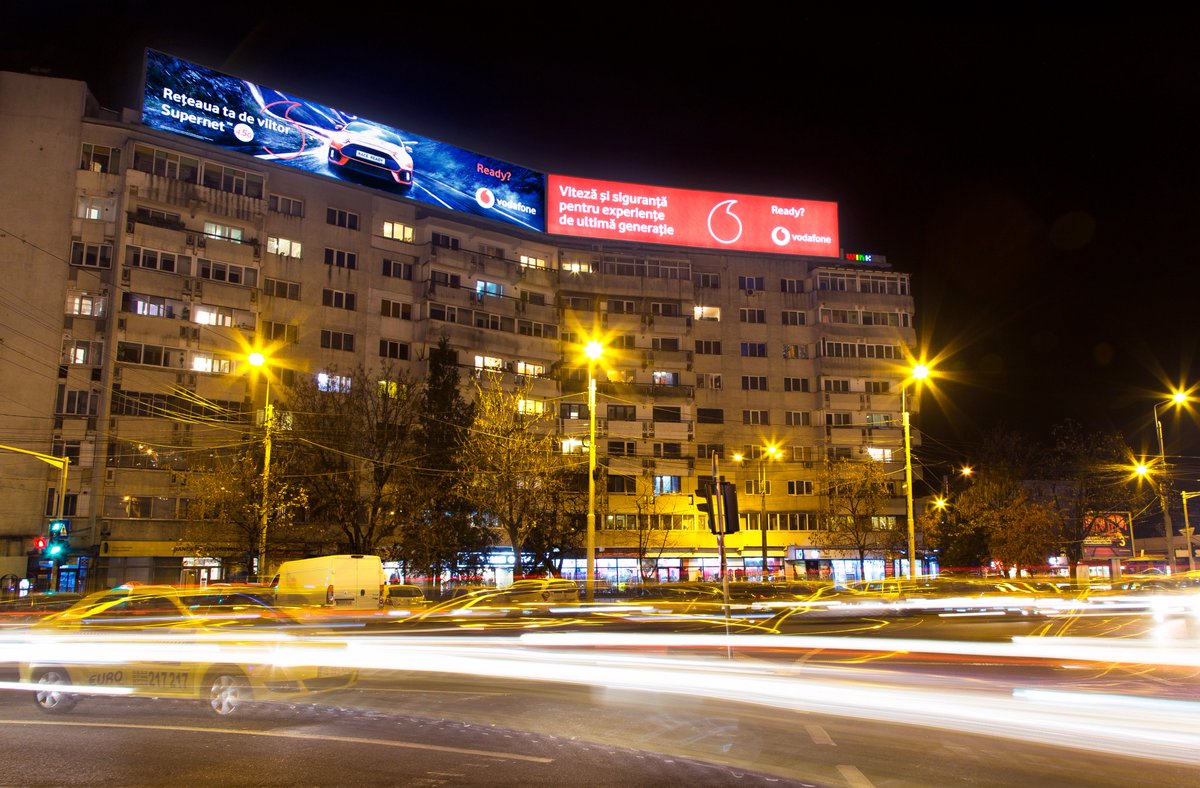 Race Ready ROOFTOP #OOH – Vodafone Romania anunţă prin intermediul WINK Supernet™4.5G, o nouă generație de viteze de date mobile. Campania de lansare include jocul mobil „RaceReady Vodafone” care oferă lecții de condus defensiv realizate de campionul de raliu Titi Aur