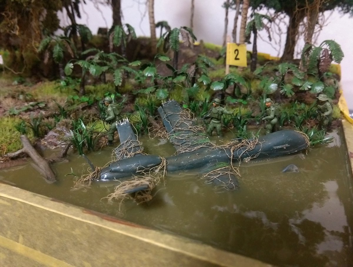 Shiro 川の製作 水の表現はクリスタルレジンを使用してます 泥水なのでフィールドグレイとカーキで着色 3回くらいに分けて 少しずつやろうと思ってたんですが 入れすぎましたね 今のところ漏れはない レジン使うの2回目なんですが 失敗できないので気