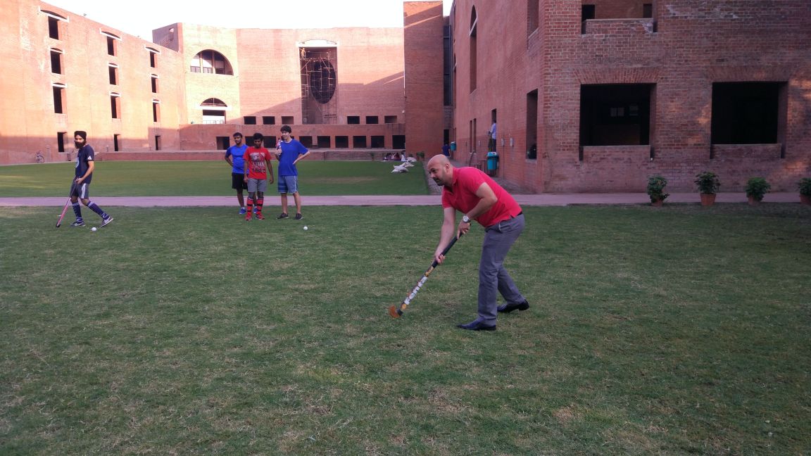 The love for the game never dies... <a href="/virenrasquinha/">Viren Rasquinha</a> with the #hockey team of <a href="/IIMAhmedabad/">IIM Ahmedabad</a>. will be live on facebook.com/htsasiima in 15 minutes #StartupIndia #entrepreneur #iima #Entre #FacebookLive