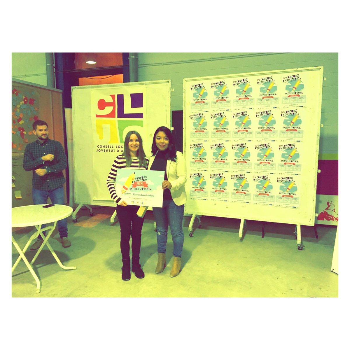 CLJ_Ontinyent's tweet photo. La regidora de joventut, Katty Ushiña, fa entrega del premi de la 3a categoria a Mireia Cabanes. #participa #concursdescriptura #cljo https://t.co/wnbbetejgA