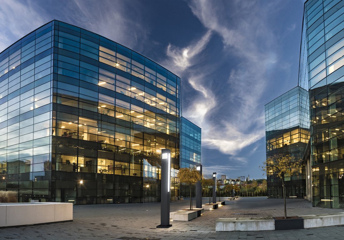 SoleraCorp's tweet photo. CATU is designed for expansive outdoor areas and walkways, this rectilinear light column is meant to complement modern architectural spaces. #soleracorp #architecturallighting #customdesign #lightcolumn https://t.co/DCJzHdPzUr