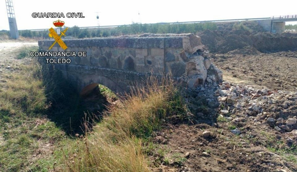ToledoHistorico's tweet photo. Una obra ilegal derriba 95 metros del protegido Canal Nuevo del Torcón construido en los años 40. Vía #EldigitalCLM
#Patrimonio
https://t.co/VJdo6XCHMS https://t.co/aNEht5bb3D