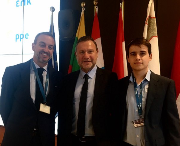 PPMolinaSegura's tweet photo. .@RaulTurpin participa en Bruselas en el encuentro 'La juventud europea colabora por el cambio sostenible', organizado por Partido Popular Europeo @manupleguezuelo #Jóvenescomprometidos
https://t.co/Rv7ZLiNIy6 https://t.co/2sSFUt7gxI