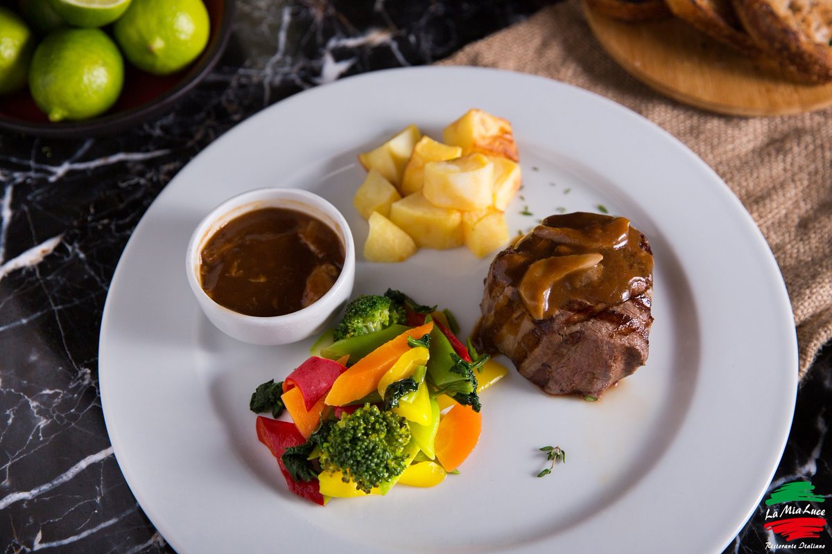 İtalyan mutfağının en özel lezzetlerinden Filetto ai porchini; dana bonfile, haşlanmış brokoli, havuç ve taze fasülye ile servis edilmektedir… Renkli biberler ve demiglass sos eşliğinde deneyimleyebilirsiniz! #LaMiaLuce #Suadiye #food #yum #instafood #yummy #amazing#instagood
