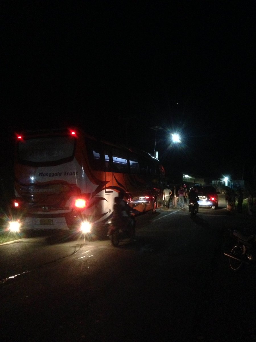Bus Manggala Trans dilempari disekitar Salupangi lepas pintu gerbang sedikit. 

Cc : <a href="/SoalMamuju/">MAMUJU CITY</a>
