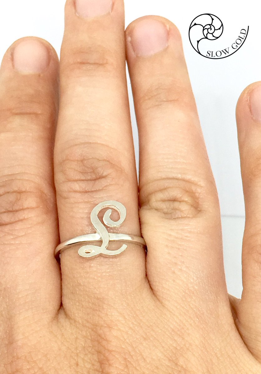 Slow_Gold's tweet photo. Anello con iniziale    “L”    in argento 925‰  #etsy #gioielli #anelli #natale #adultiunisex #minimalista #jewels #SlowGold https://t.co/liW1Mcu6oM https://t.co/ly1Lqmbd0t