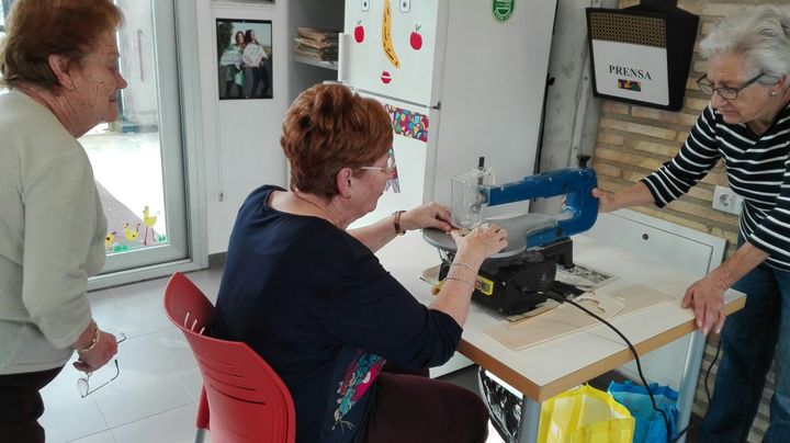 socialutebo's tweet photo. Felicitaciones navideña sen los talleres de #creatividad! Diseñar, pirograbar, pintar... Aprendiendo nuevas habilidades mientras juegan, rien y hasta cantan! https://t.co/uvhg69IqxB