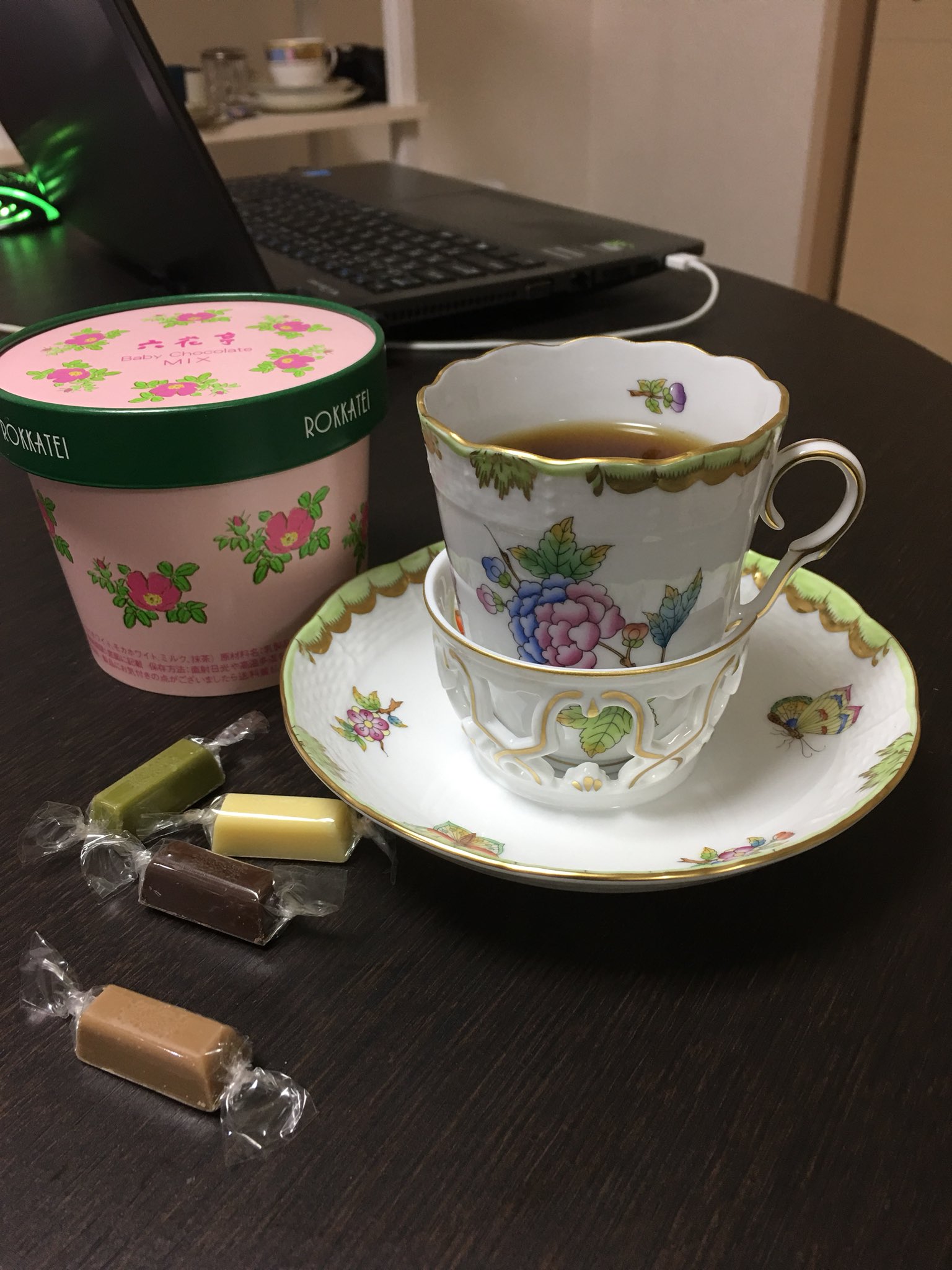 めんとす ブルーウィロー 紅茶 コーヒー豆を挽くと静電気で貼り付いてしまう季節になりましたね 六花亭のチョコを頂いたので コーヒーと一緒に たまには使いたいなと思いチョコレートカップで飲みました カップが倒れないようにソーサーに付いてる襟は
