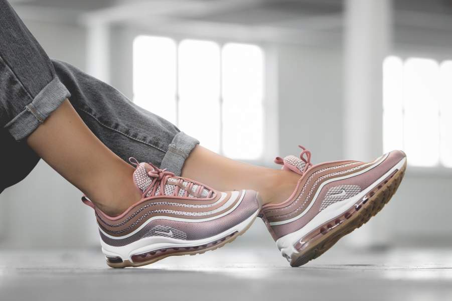 Nike air max 97 женские. Nike Air Max 97 Ultra розовые. Адидас 97 женские. Air Max 97 женские на ноге. Эйр Макс 97 женские серебряные.