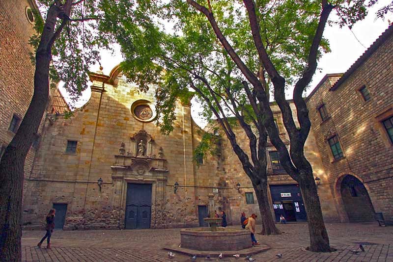 cadenesca's tweet photo. Coneixeu la plaça Sant Felip Neri?

Representa un dels patrimonis populars, i de memòria històrica, més bells del barri Gòtic.
També representa el malson en que s’està convertint Barcelona, especialment Ciutat Vella, per les classes populars.  

#NoEnsFaranFora #MarcaBarcelona https://t.co/59Nnx4KYcd