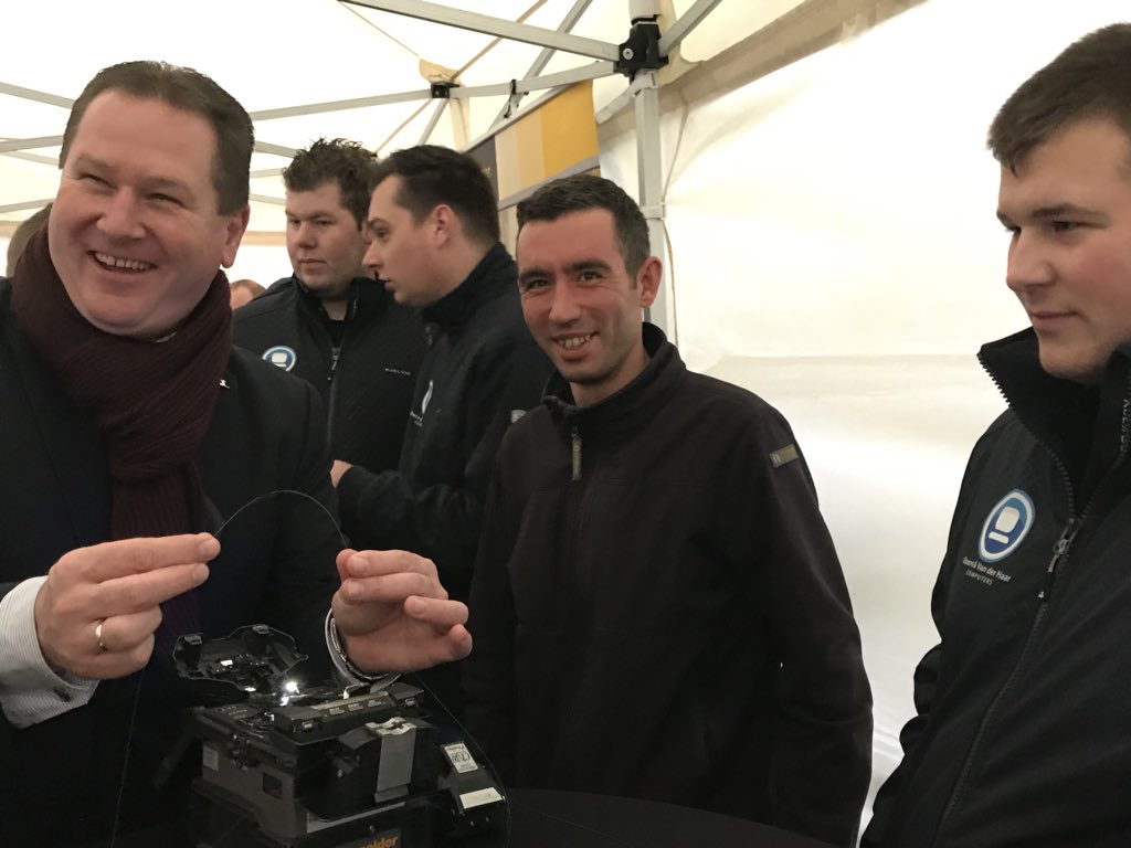 WethErikVisserE's tweet photo. Vandaag start de aanleg van glasvezel op het #Eekterveld in #Vaassen. Succes met de aanleg! Klaar voor de toekomst in @GemeenteEpe en @CleantechRegio. https://t.co/NJrZJMdADI
