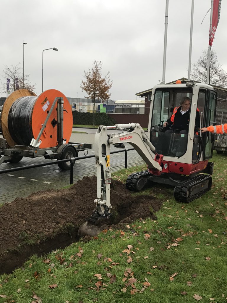 Vandaag start de aanleg van glasvezel op het #Eekterveld in #Vaassen. Succes met de aanleg! Klaar voor de toekomst in <a href="/GemeenteEpe/">Gemeente Epe</a> en @CleantechRegio.