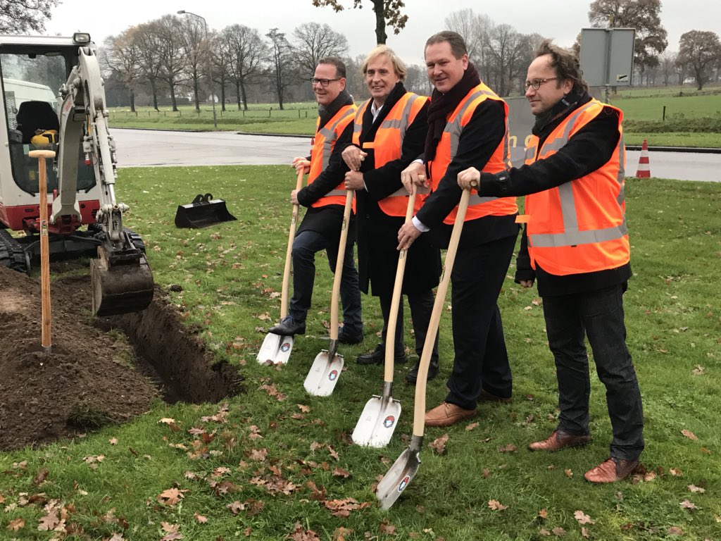 WethErikVisserE's tweet photo. Vandaag start de aanleg van glasvezel op het #Eekterveld in #Vaassen. Succes met de aanleg! Klaar voor de toekomst in @GemeenteEpe en @CleantechRegio. https://t.co/NJrZJMdADI