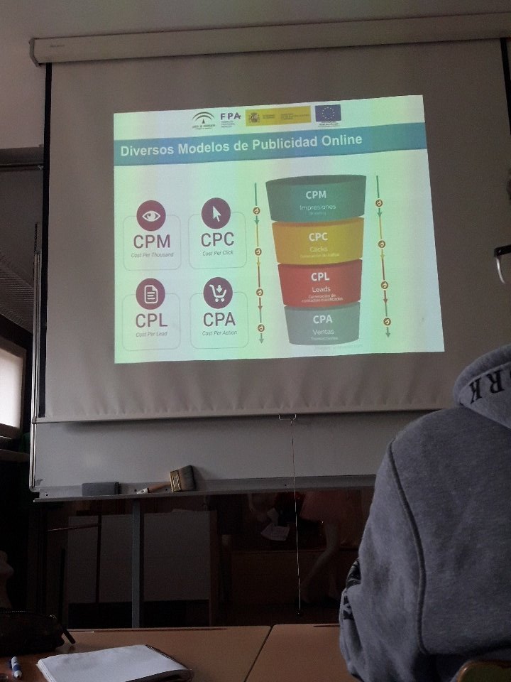 rocioc_comercio's tweet photo. Comenzamos taller de Marketing Digital #FPYoAporto  @jruizcantero https://t.co/TMUSJWx9WS