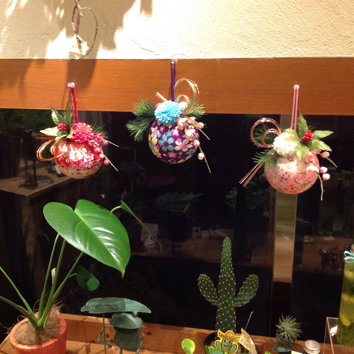 floristsonia's tweet photo. もうお正月☺️

人気のボールのお正月飾り
おちょこなどに置いて飾っても可愛いです🌿

#吹田市 #花屋 https://t.co/pgndvpCqhd