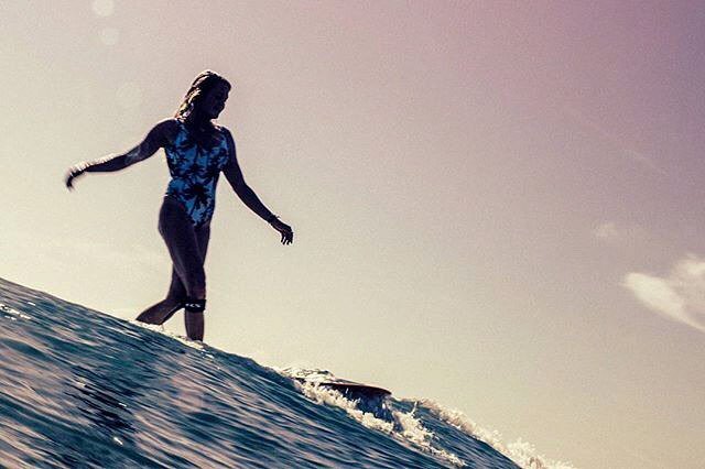 ssg_mag's tweet photo. Sunset sliders to kick off the last week of spring (or autumn!).
•
Surfer🏄♀️~ @lifeofmisswest
Pic📷~ @kimhanskamp
•
#ssgmag #surflikeagirl #surfsirens #surfgirl #sunsetsliders #ladyslider #surfergirl https://t.co/SilYSSFSKu https://t.co/srNVOpOdHA