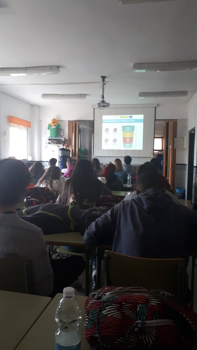 FP_eel11's tweet photo. Hoy tenemos la suerte contar en clase con .@jruizcantero publicidad online dentro del proyecto Avanzamos con el comercio de nuestro barrio #marketingdigital @FP_nra22 @mariajesuscha  #FPCreaComercio  @MarketTeacher https://t.co/imbfiOUhug