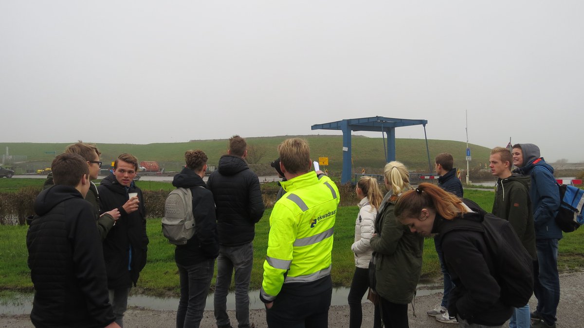 Ekwadraatadvies's tweet photo. In tien weken hebben studenten van @rocfriesepoort ontwerpen gemaakt van een duurzame brug tussen @DuurzaamFRL en de Energiecampus. Met inspirerende pitches overtuigden de studenten Ekwadraat van hun mooie plannen. https://t.co/Kh4oBZk7Sc https://t.co/bJdl1fPU52