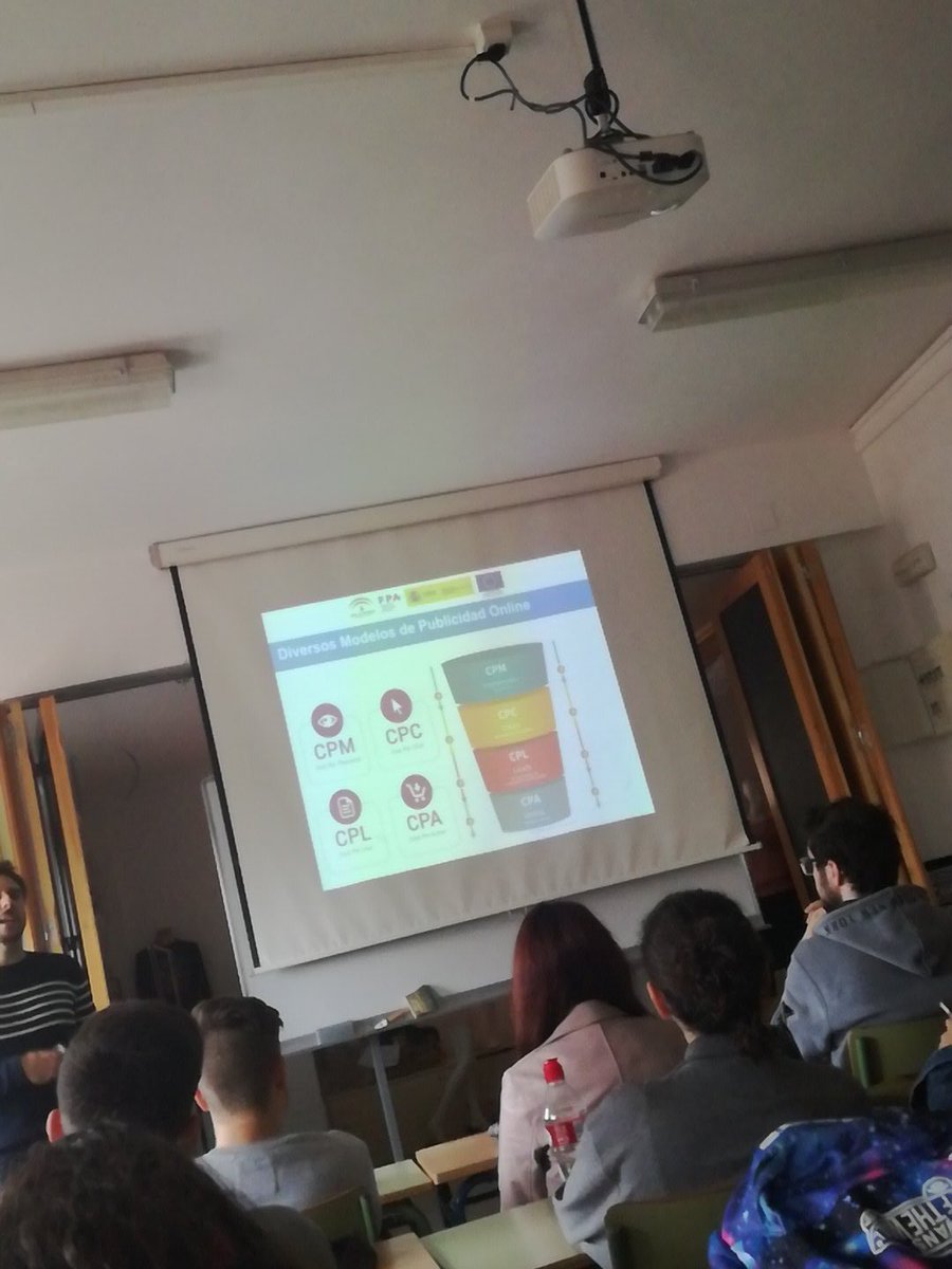 FP_JavierMartin's tweet photo. En el taller de marketing digital #FPYoAporto #FPCreaComercio Impartido por: @jruizcantero https://t.co/wHD91GXZ3G