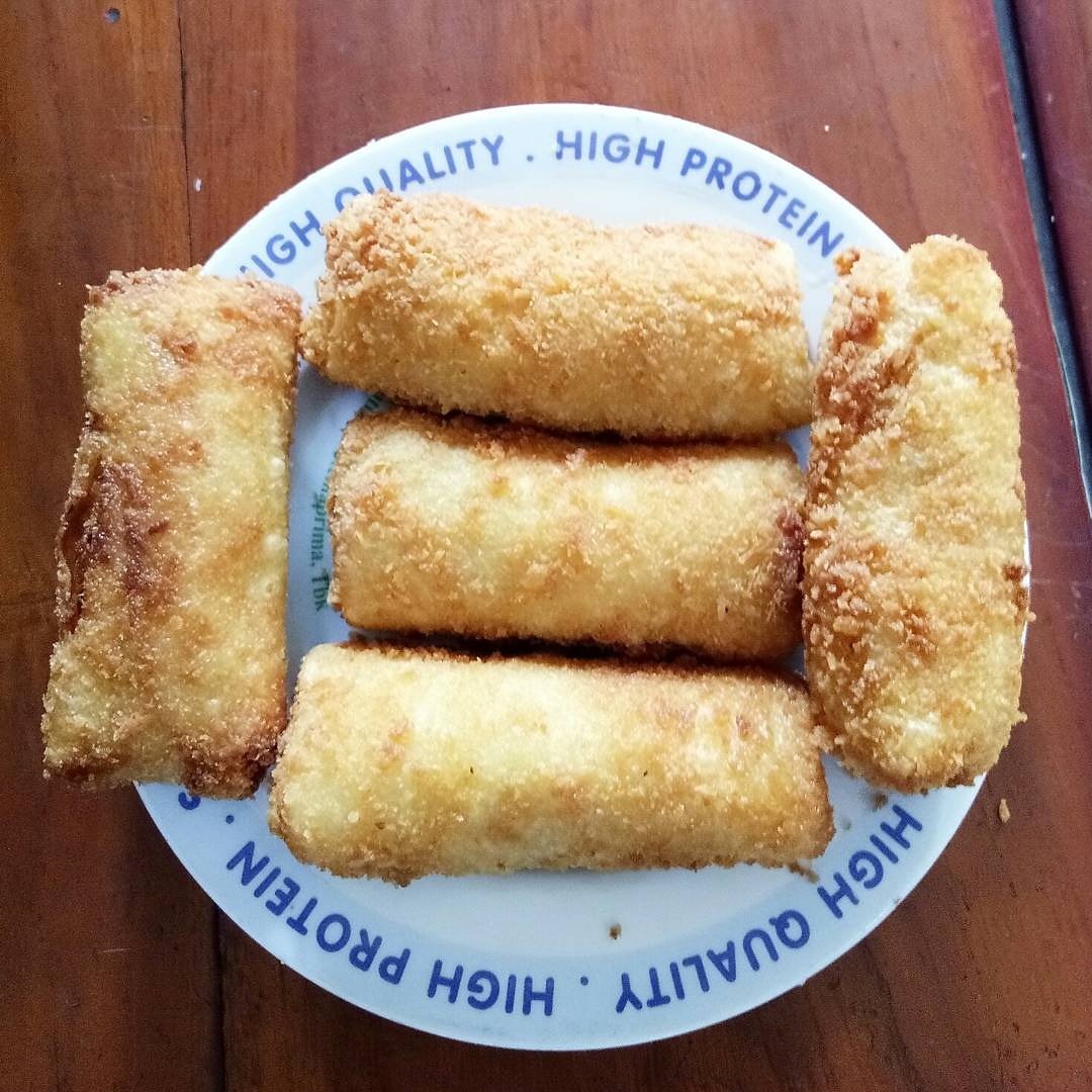 priscool91's tweet photo. Open po risoles untuk slasa bsk sisa 6 biji... So yummy.... Ada yg mau.. Pm me.. Wa :089694990990 https://t.co/JeCTd45FaI