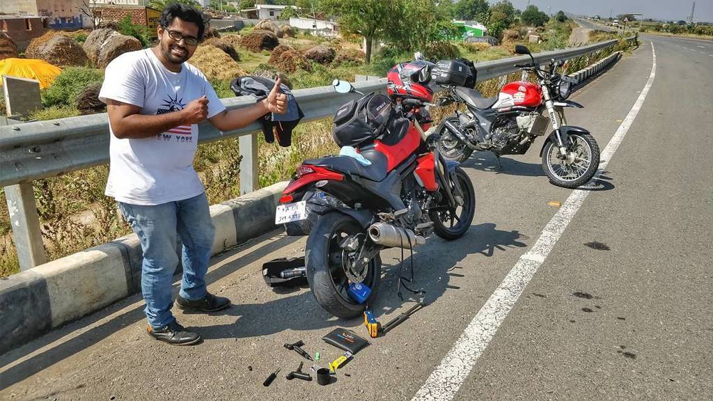 sarathshenoy's tweet photo. What's the best way to fix a puncture? On the highway! :D
@aroonmohan kiling it on the bangalore highway with @grandpitstop kit! #Grandpitstop https://t.co/pXOnwP0Sp0 https://t.co/G6omj2JSBe