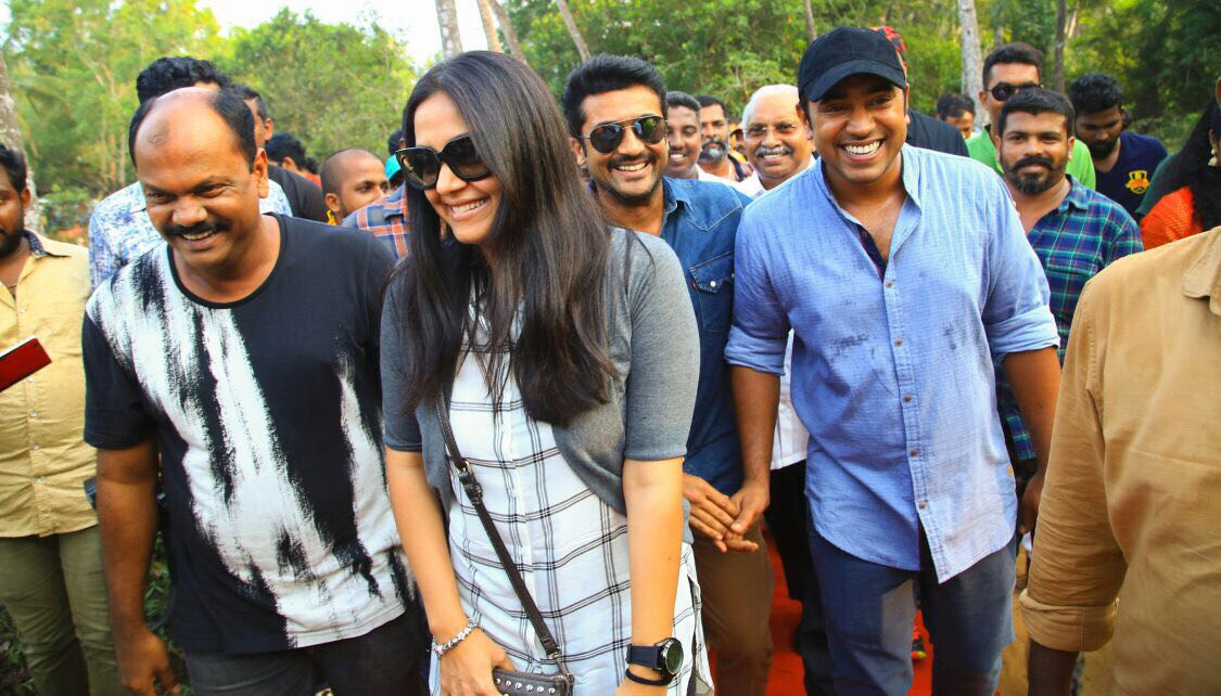 toptamilnews's tweet photo. நிவின் பாலியின் #KayamkulamKochunni ஷூட்டிங் ஸ்பாட்டிற்கு விசிட் அடித்த சூப்பர் ஜோடி சூர்யா-ஜோ!
#KayamkulamKochunni #Jyothika #Suriya #SuriyaJo #NivinPauly #shooting #FLLaunch #RoshanAndrews
@Suriya_offl @NivinOfficial @Singamgroup8 https://t.co/IVObIjEhTw