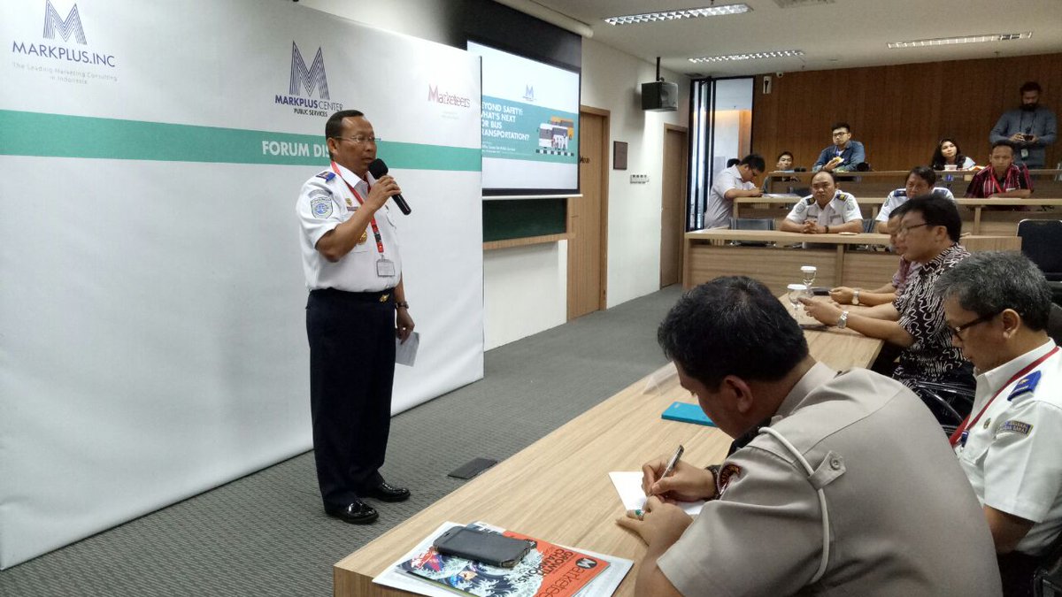 the_marketeers's tweet photo. Dirjen Budi Setiyadi mengatakan, banyak kekhawatiran dan tantangan moda transportasi bus di Indonesia. Dari yang awalnya hanya bersaing dengan moda pesawat dan kereta api, kini transportasi bus harus bersaing juga dengan taksi online
#MPCenter https://t.co/pId0la85cY