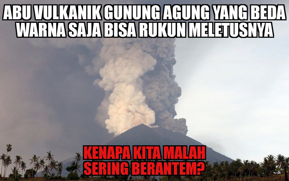 Abu vulkanik yang berbeda warna keluar dari kawah Gunung Agung pada 27/11/2017. Perbedaan disebabkan adanya gas solfatara sehingga asap berwarna putih. #bali #BaliTetapAman #GunungAgung #AWASAgung #budayasadarbencana