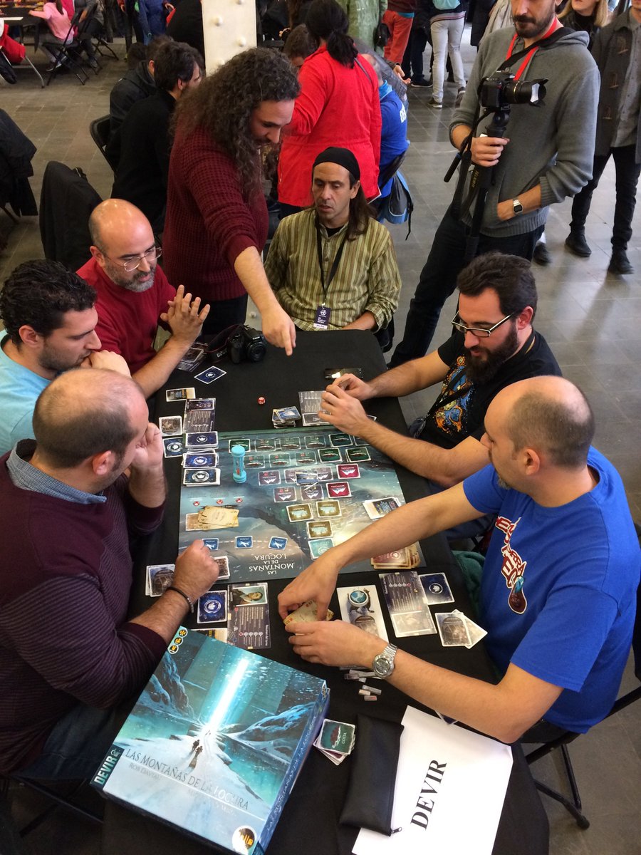 laFogueraSbd's tweet photo. @BenjaAmorin @arekkukun @PachecoEsAzul @dojuegos
@juegosydados @DevirIberia @DAUBarcelona #Dau2017 con esta banda la cordura nunca sobra. ¡Bien excursionistas, arriba! https://t.co/nUkZKraLlK