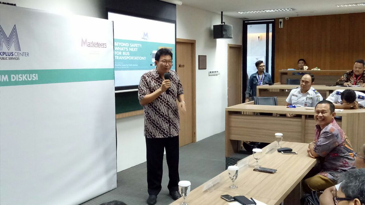 the_marketeers's tweet photo. Teddy Rusli selaku pemain bisnis transportasi bus dari Sinar Jaya mengatakan, bisnis bus saat ini sedang sangat terpuruk, tak tanggung-tanggung, penurunannya hingga 50%. Ia mengatakan kepada regulator, agar selalu siaga dengan segala perubahan #MPCenter https://t.co/fSKyt1aE91