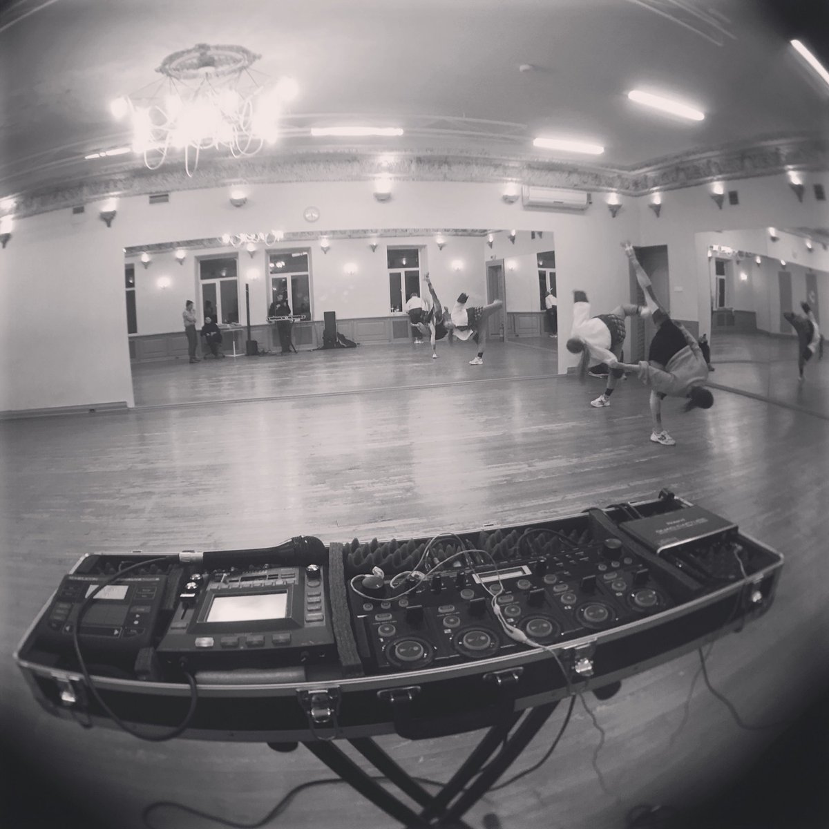Rehearsal for @_zplus_ dance performance! 2017 12 02 @arts_printing_house ! #zplus #contemporaryart #dance #performance #beatbox #loopstation #composer #dancers