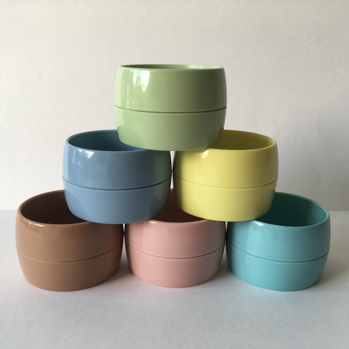 kassimodesigns's tweet photo. ***New listing*** Vintage Retro Gaydon Melmex Melaware X6 Napkin Rings ~ Pastel Colours ~ 60s https://t.co/aJOUMuYzpc #melaware #60s #napkinrings https://t.co/ZsfHSmz3v3