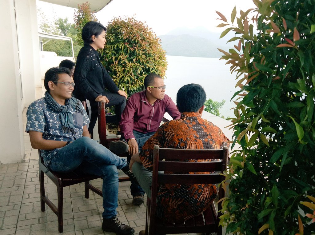 Motau17's tweet photo. setelah ngobrol yg berat, saatnya kita nikmati alam. #KDLH @walhimalut 2017 https://t.co/HPnHNx6gTa