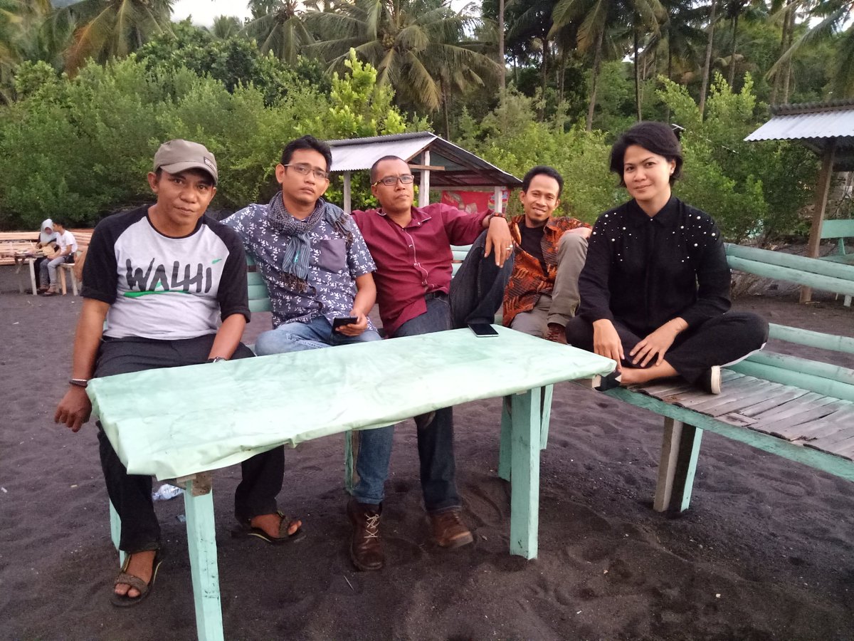 Motau17's tweet photo. setelah ngobrol yg berat, saatnya kita nikmati alam. #KDLH @walhimalut 2017 https://t.co/HPnHNx6gTa