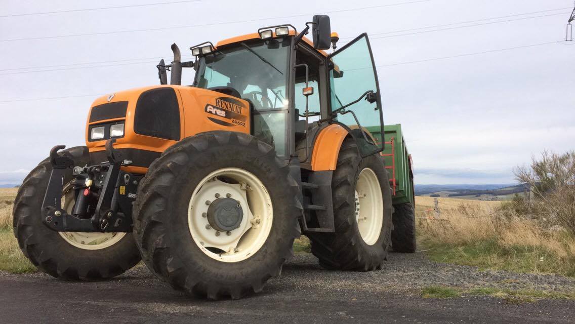 BBeraudSudreau's tweet photo. #picoftheday #Retro Un @Groupe_Renault #Ares chaussé en @MichelinAgriUK ! Encore de nombreux #forceorange dans les champs 😀 #Nostalgie https://t.co/ezGjk3HBkN