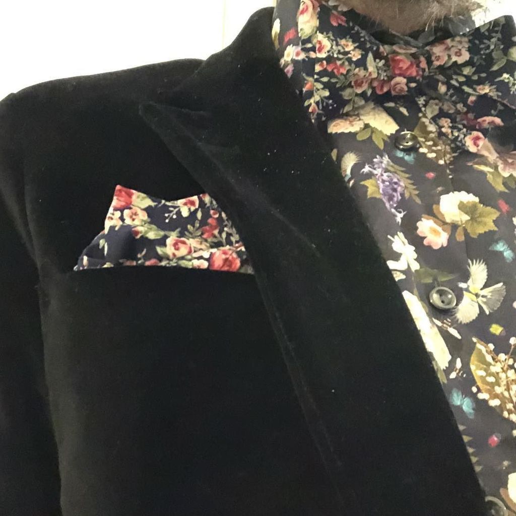 unicornsulting's tweet photo. Introducing #moreismoremonday (tribute to Yngwie) #toomuchpattern almost #patternblocking. Beautiful #handkerchief &amp; #bowtie by @metzerverket #ewigeblumenkraft #flowerpowerforever #floralprint 🌈🦄🌸🌺🌼🌷🕺🏻🌈🦄 #unicornsulting https://t.co/2thYprxxKh https://t.co/acnTge7Y9A