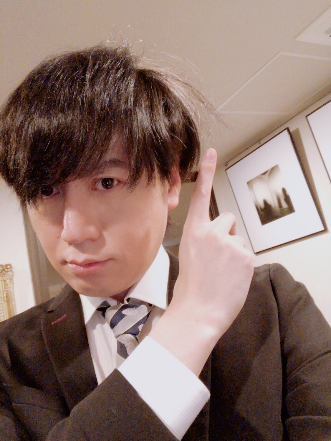 志倉千代丸 これから会食 重要 マジメ系 スーツ 寝グセなおらず 濡らしてもダメ なんでなの 行ってきます ノ