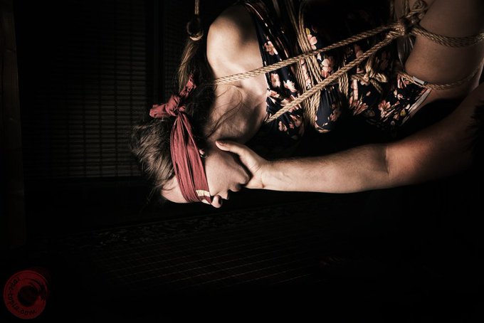 Clover's approach to our photoshooting! I love it! Pictures by @kinkyclover Clover #kinbaku #semenawa<a href="/tag/shibari"class="tags"><span>#shibari</span></a><a href="/tag/kinbaku"class="tags"><span>#kinbaku</span></a><a href="/tag/semenawa"class="tags"><span>#semenawa</span></a>