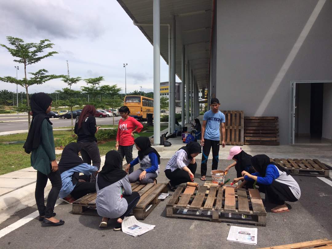 Click4TN50's tweet photo. Hari pertama DIY Deco by @Click4TN50 !!! 

Haa korang tengok apa yg crew - crew kami telah siapkan khas untuk semua pengunjung yg datang ke event kami! 

#CLICKbyME #MCEVOLVE17 https://t.co/BofxvOkMc6