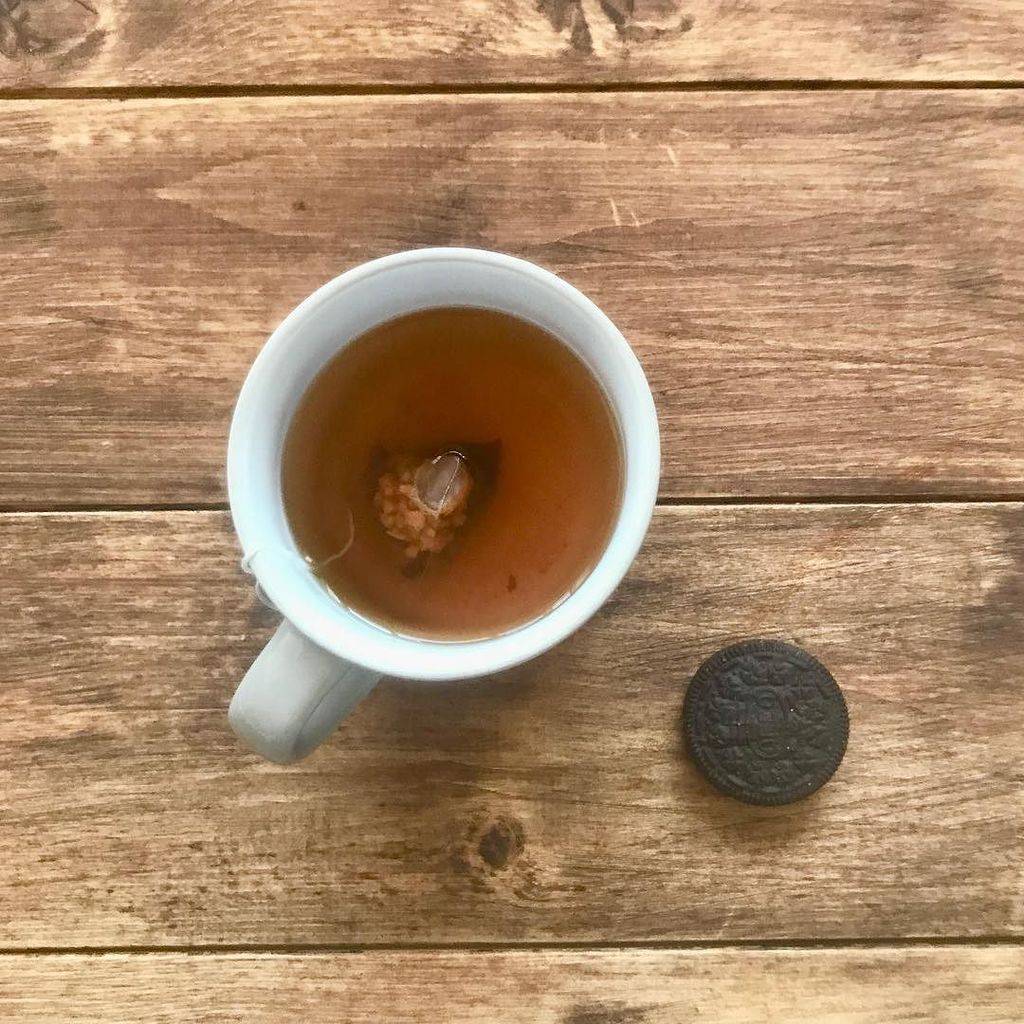crayonsandforks's tweet photo. Monday morning. Herbal tea and Oreo cookie. #balancedbreakfast #workingfromhome https://t.co/vUFFEfkAGw https://t.co/XquwRIM9Sz