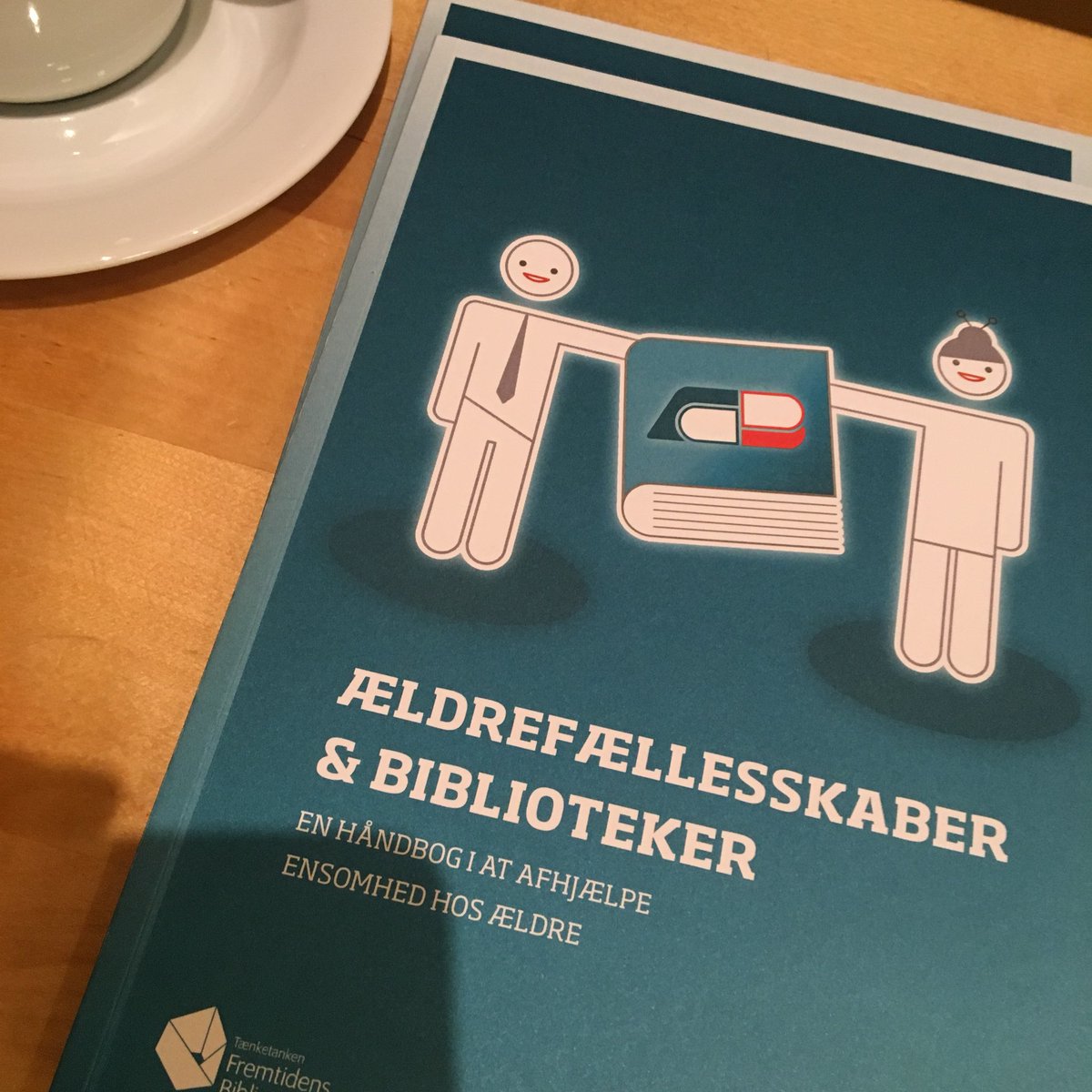 FremtidsBib's tweet photo. Ældrefællesskaber &amp; Biblioteker - så er den her. En håndbog i at afhjælpe #ensomhed med biblioteket at mødes på, nye fællesskaber at mødes med og kulturelle aktiviteter at mødes om. https://t.co/rfqXQ01DTB https://t.co/R3IKCGTlMu
