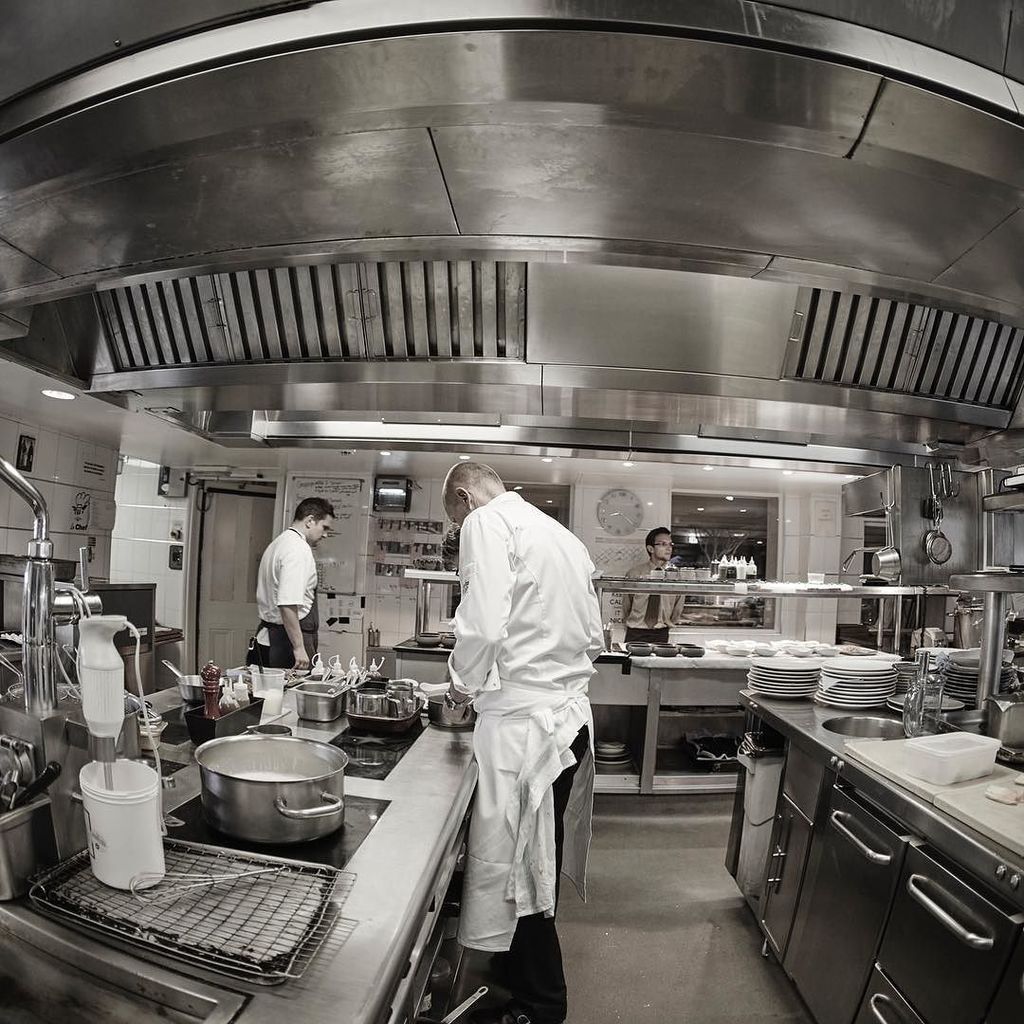 LukeTipping1's tweet photo. @simpsons_restaurant is looking for someone to run our pastry section, anyone fancy a new challenge, in the new year get in touch ⭐️👊🏻 https://t.co/b6pKFhS02B https://t.co/ymBgq3TE20