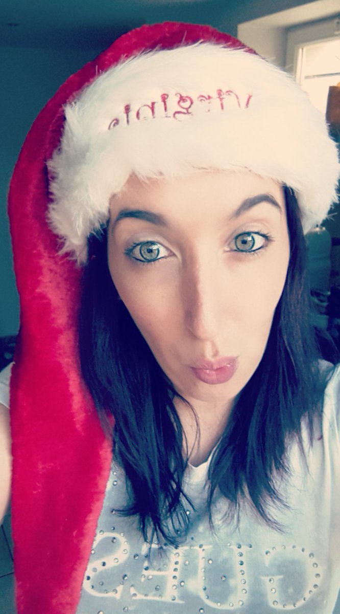 Quand2Virginie's tweet photo. #Concours sur la page lancééééé ce matin suite à notre #Partenariat avec #Vanevitch 😄🤘💜 C'est carrééééément tooooop d'être lookée ainsi avec Noweeeeel qui approche 😉👌🎄🎅 Allez tenter votre chance sur la page 😙😙😙 Good Luck 🤞🍀🐞 #VirginieP 🎀 https://t.co/xulxiAFM2D