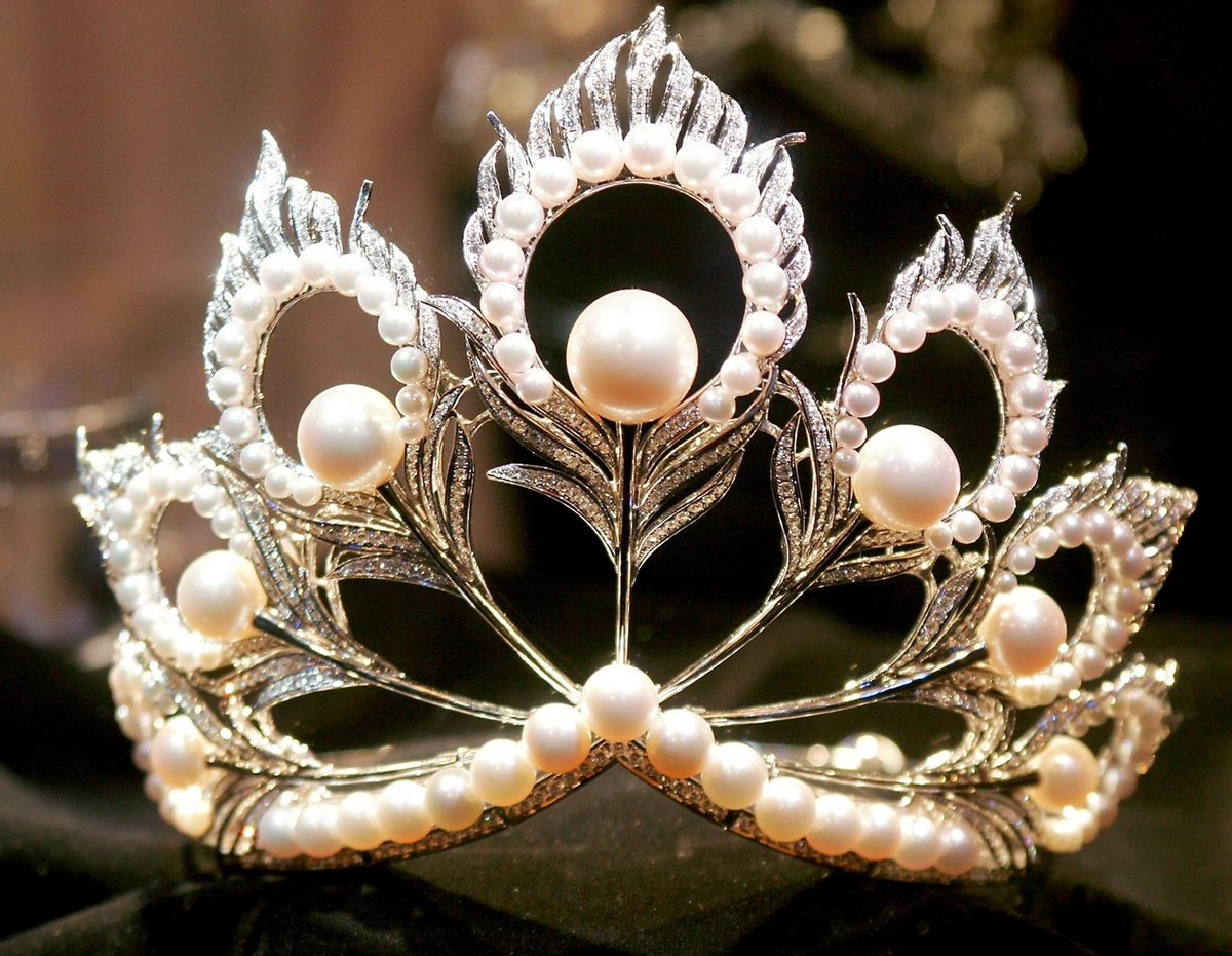 amarinworldnews's tweet photo. ปีนี้เป็นครั้งแรกที่กองประกวด #MissUniverse นำ "มงกุฎฟีนิกซ์ มิกิโมโตะ" กลับมามอบให้ผู้ชนะใหม่ หลังใช้ระหว่างปี 2002-2007 นาตาลี เกลโบวา นางงามจักรวาลปี 2005 ก็ได้รับเกียรติสวมมงกุฎนี้เช่นกัน / มงกุฎนี้เป็นที่ชื่นชมและใฝ่ฝันมากที่สุดของกองประกวด https://t.co/prC4GfgreD