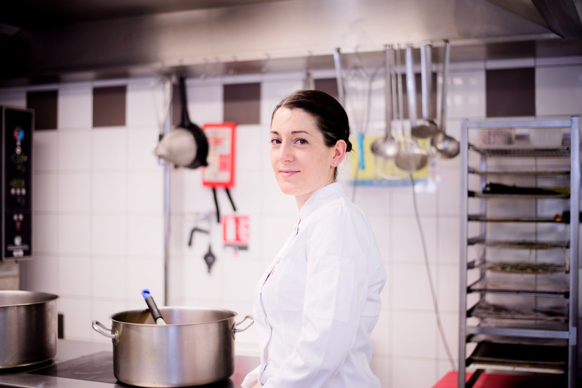 BernardLoiseau's tweet photo. La finale du 8e Concours #creationetsaveurs 2017 présidé par #ArnaudLallement c'est aujourd'hui à l'école @FERRANDIParis ! Retrouvez #LucileDarosey chef-pâtissière à #LoiseauDesDucs dans le jury dégustation Dessert #concourscuisine #presidentprofessionnel #cuisineprofessionnelle https://t.co/YSgNKsLg92