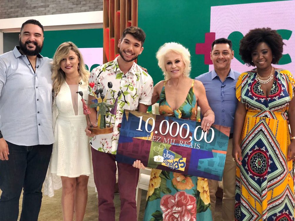 ANAMARIABRAGA's tweet photo. Parabéns ao Cayque pela vitória no #JogoDePanelas 🎉  E a todos os outros dedicados cozinheiros de Petrópolis Paulo, Andrea, Lilian e Felipe 💛 https://t.co/qSTRssu6zl