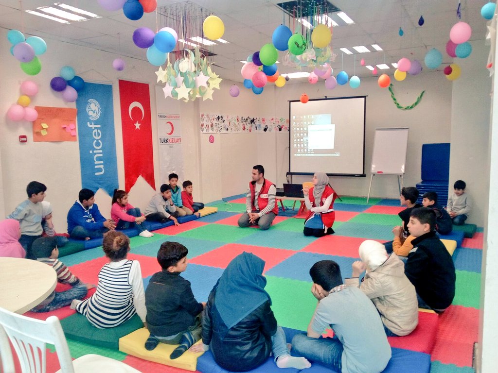 KizilayTM's tweet photo. Şanlıurfa #ToplumMerkezi PSS kapsamında Çocuklara Aile içi iletişim ve çatışma eğitimi veriliyor. #eudelegationturkey #eunear https://t.co/UhVjzoNFb0