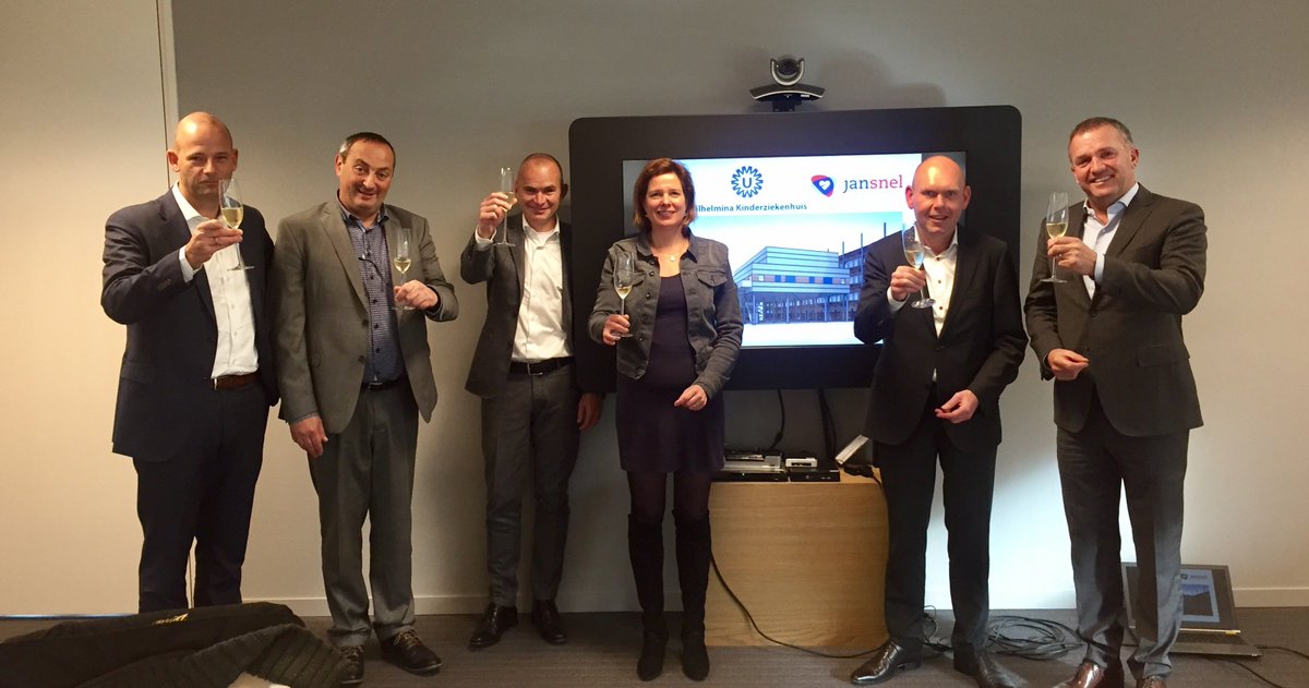 Heuglijk feit! UMCU en Jan Snel Medical Buildings proosten
op een succesvolle operatie. #JanSnel